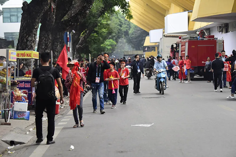 Cổ động viên “tiếp lửa” sớm cho thầy trò Park Hang-seo ở Hàng Đẫy ảnh 1