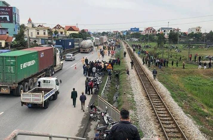 Vụ tại nạn nhìn từ phía cầu vượt dành cho người qua đường gần đó