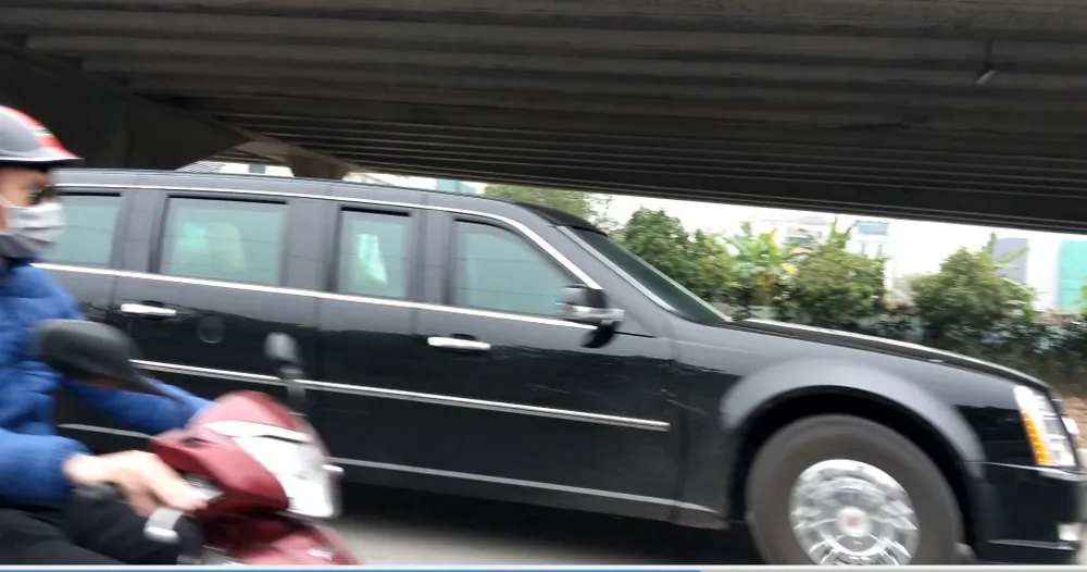 VIDEO:Cận cảnh “quái thú” của Tổng thống Trump lướt bánh trên phố Hà Nội ảnh 4