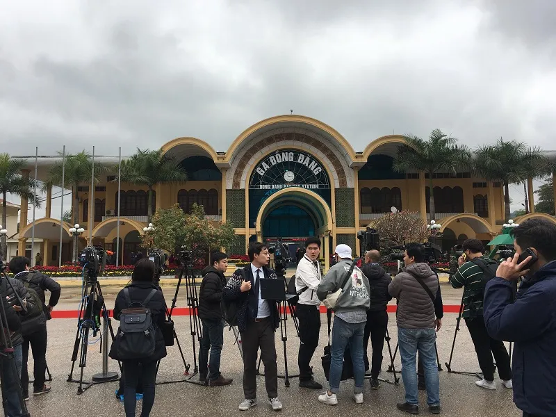 Phóng viên quốc tế đặt máy ghi hình chờ đoàn tàu lãnh đạo Triều Tiên tại ga Đồng Đăng ảnh 3