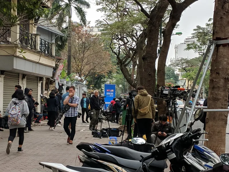 Phóng viên quốc tế đặt máy ghi hình chờ đoàn tàu lãnh đạo Triều Tiên tại ga Đồng Đăng ảnh 9