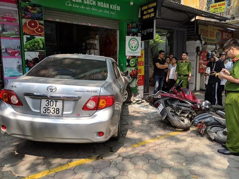 Nữ  tài xế lao ô tô vào nhà dân ở Lò Đúc, Hà Nội ảnh 2 Nữ  tài xế lao ô tô vào nhà dân ở Lò Đúc, Hà Nội ảnh 2