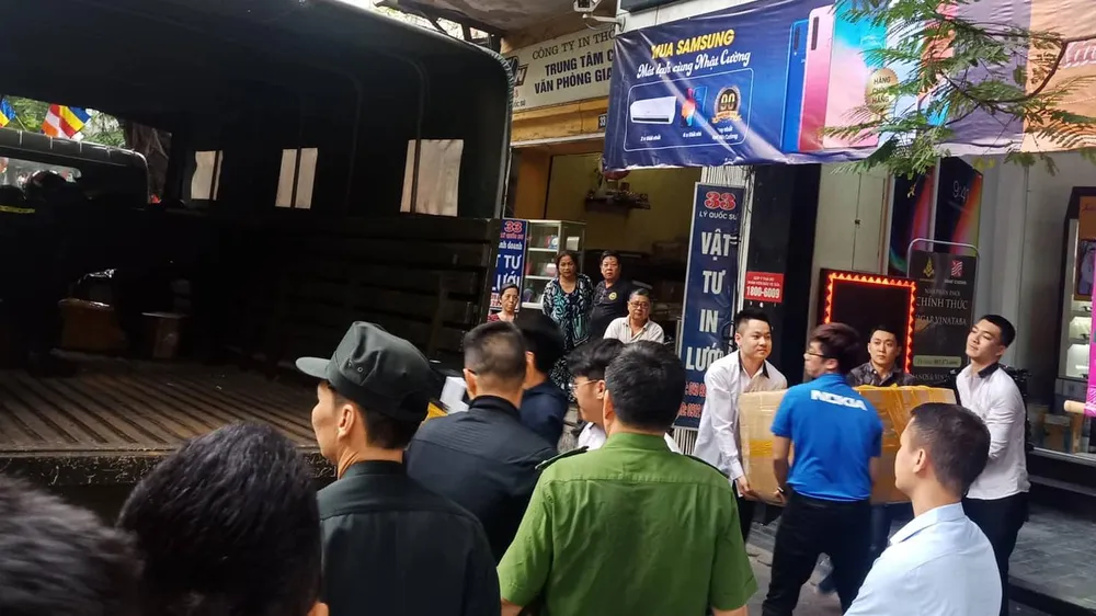 Khám xét hàng loạt cửa hàng di động của Nhật Cường ảnh 5