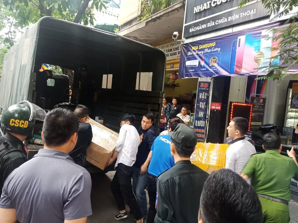 Khám xét hàng loạt cửa hàng di động của Nhật Cường ảnh 8