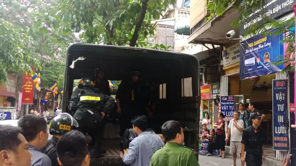Khám xét hàng loạt cửa hàng di động của Nhật Cường ảnh 9