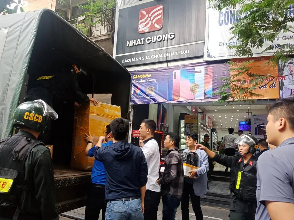 Khám xét hàng loạt cửa hàng di động của Nhật Cường ảnh 10
