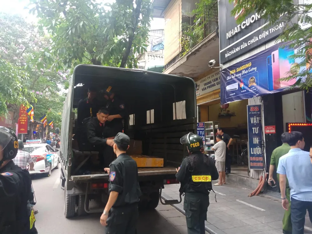 Khám xét hàng loạt cửa hàng di động của Nhật Cường ảnh 7