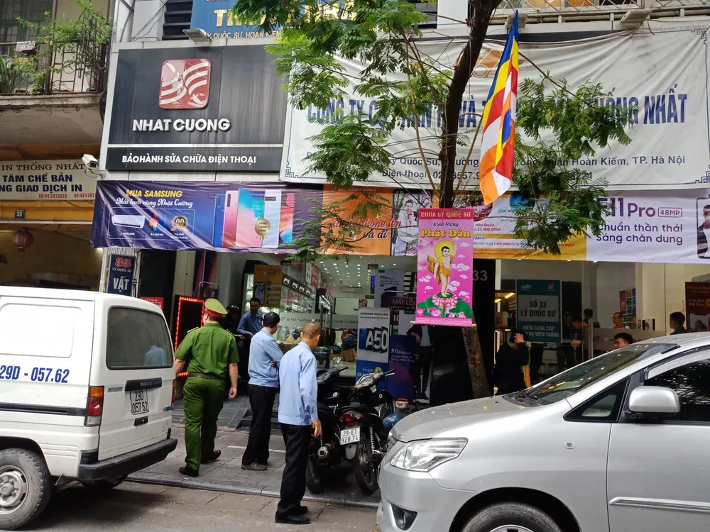 Khám xét hàng loạt cửa hàng di động của Nhật Cường ảnh 2