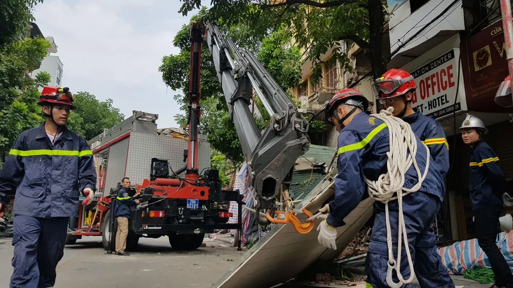 Nhà 2 tầng ở phố cổ Hà Nội đổ sập lúc sáng sớm ảnh 1