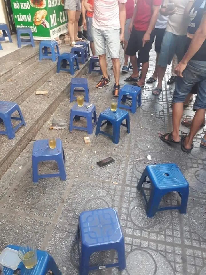 Sau tiếng nổ lớn, người đàn ông nằm gục dưới chân chung cư HH Linh Đàm ảnh 1