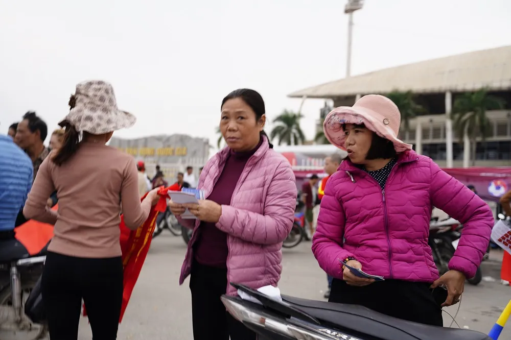 Lo tắc đường, hàng ngàn cổ động viên đến Mỹ Đình sớm cổ vũ đội tuyển Việt Nam ảnh 16