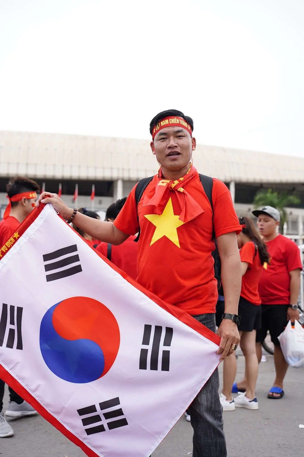 Lo tắc đường, hàng ngàn cổ động viên đến Mỹ Đình sớm cổ vũ đội tuyển Việt Nam ảnh 4