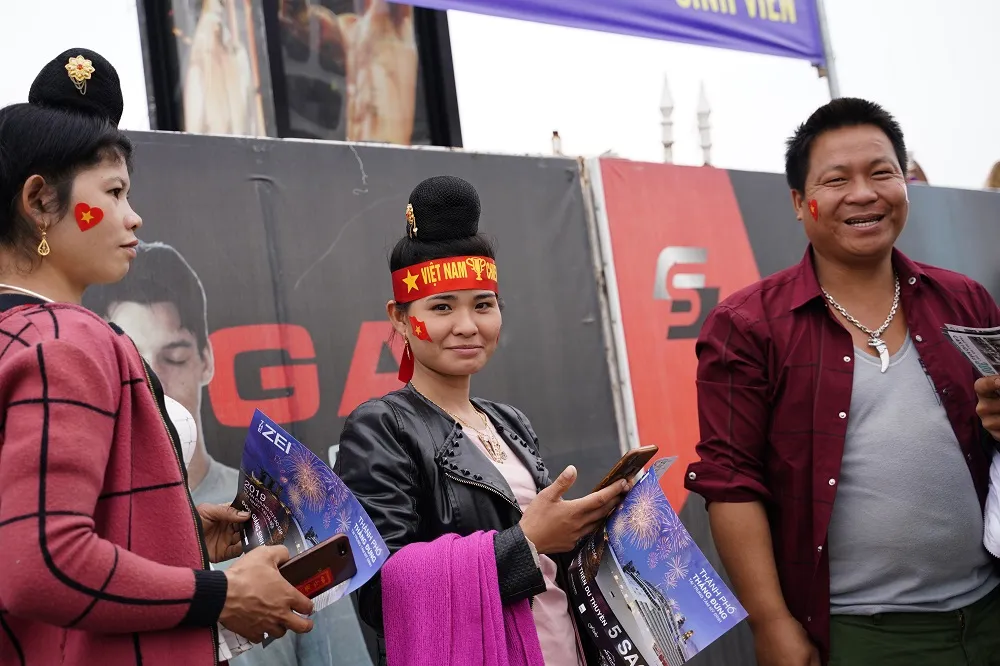 Lo tắc đường, hàng ngàn cổ động viên đến Mỹ Đình sớm cổ vũ đội tuyển Việt Nam ảnh 5