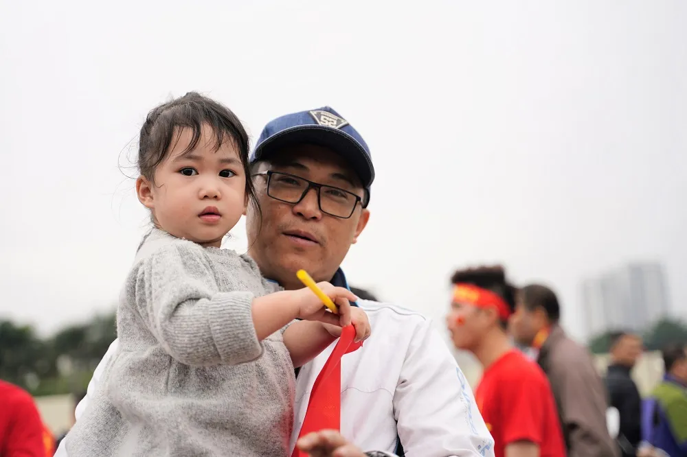 Lo tắc đường, hàng ngàn cổ động viên đến Mỹ Đình sớm cổ vũ đội tuyển Việt Nam ảnh 6