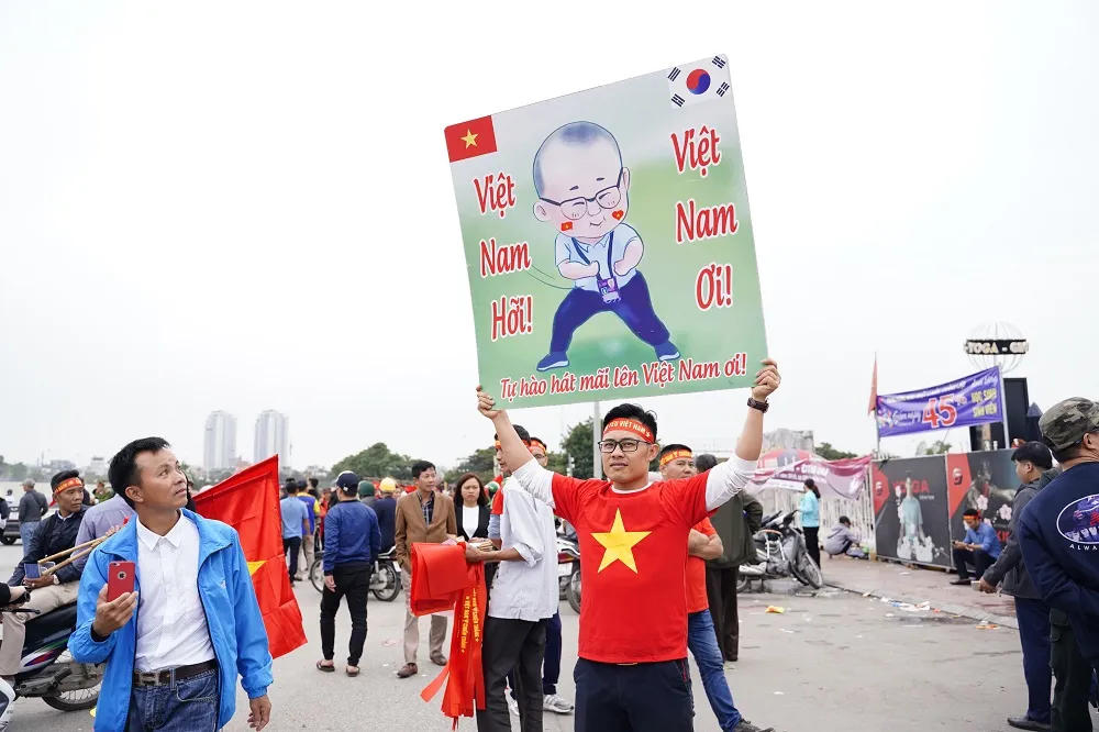 Lo tắc đường, hàng ngàn cổ động viên đến Mỹ Đình sớm cổ vũ đội tuyển Việt Nam ảnh 8