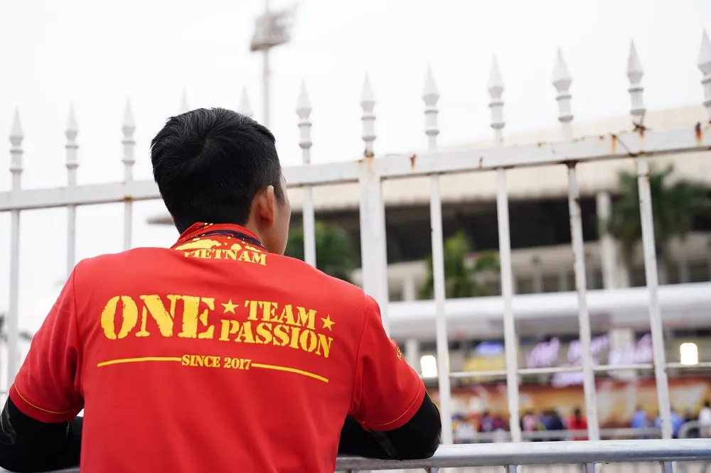 Lo tắc đường, hàng ngàn cổ động viên đến Mỹ Đình sớm cổ vũ đội tuyển Việt Nam ảnh 11