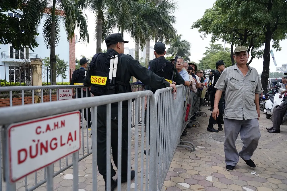 Hàng trăm thương binh đội mưa xếp hàng để đăng ký mua vé trận Việt Nam-Thái Lan ảnh 5