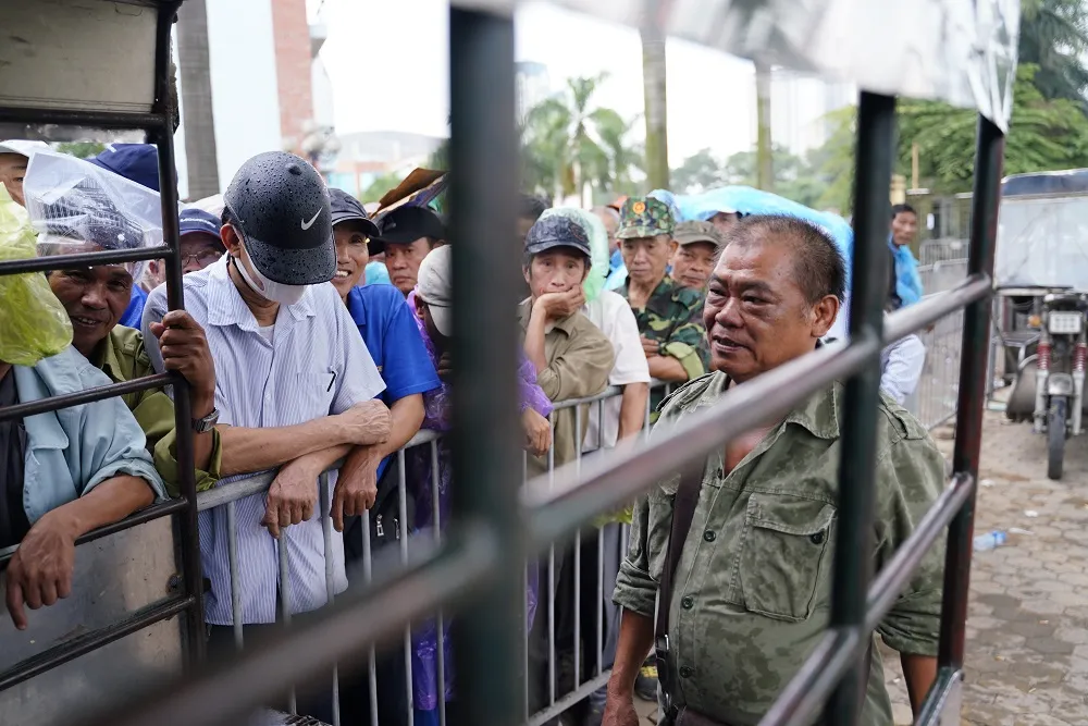 Hàng trăm thương binh đội mưa xếp hàng để đăng ký mua vé trận Việt Nam-Thái Lan ảnh 7