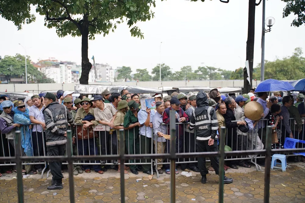 Hàng trăm thương binh đội mưa xếp hàng để đăng ký mua vé trận Việt Nam-Thái Lan ảnh 9