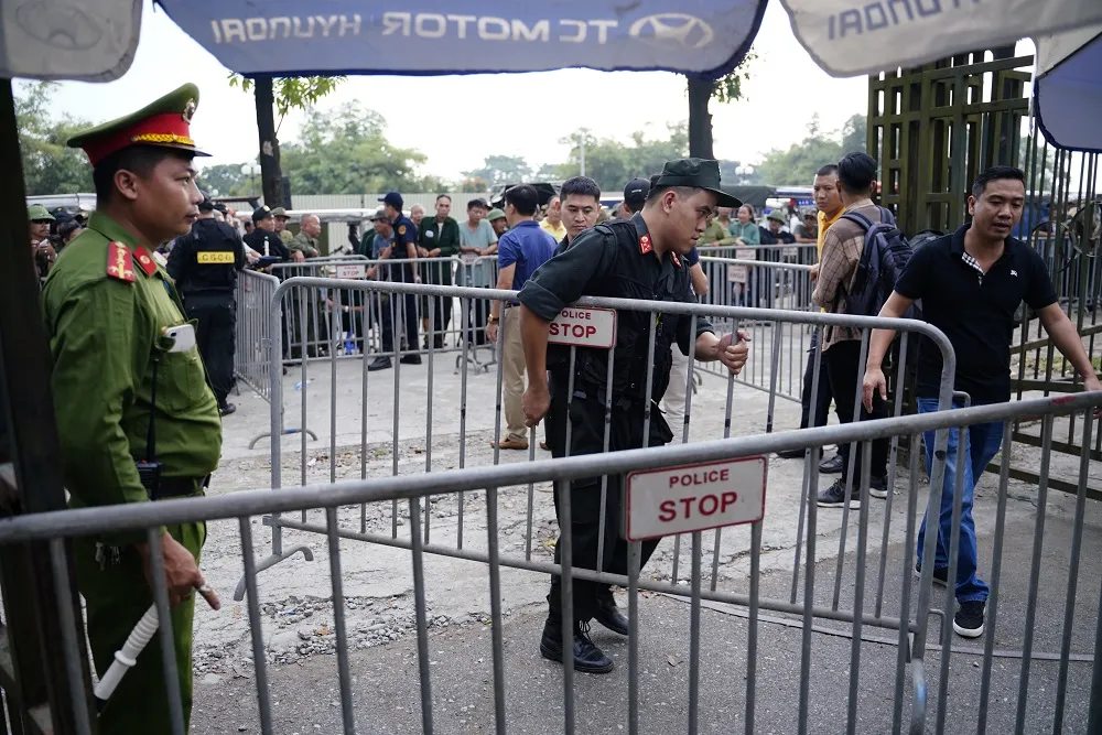 Hàng trăm thương binh đội mưa xếp hàng để đăng ký mua vé trận Việt Nam-Thái Lan ảnh 11