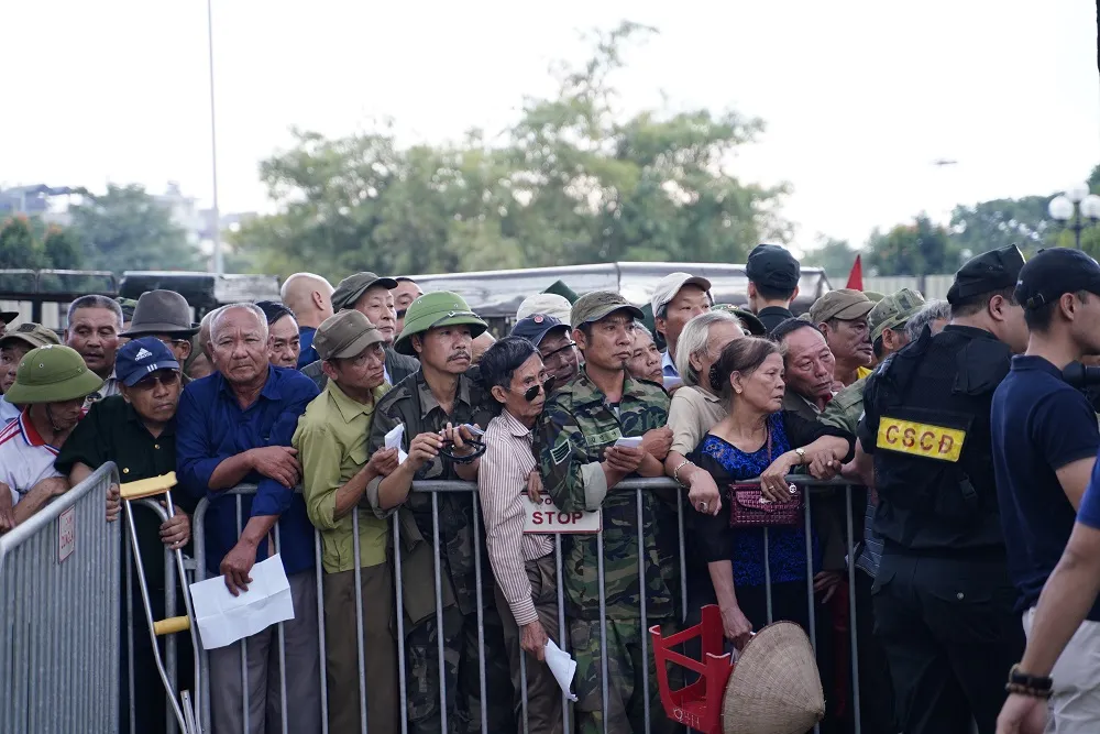 Hàng trăm thương binh đội mưa xếp hàng để đăng ký mua vé trận Việt Nam-Thái Lan ảnh 10