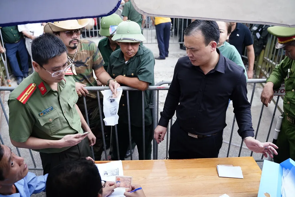 Hàng trăm thương binh đội mưa xếp hàng để đăng ký mua vé trận Việt Nam-Thái Lan ảnh 14