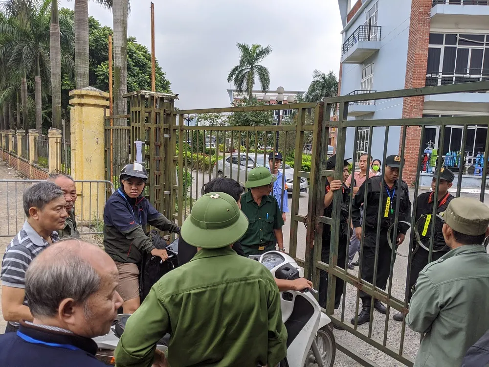Hàng trăm thương binh đội mưa xếp hàng để đăng ký mua vé trận Việt Nam-Thái Lan ảnh 1