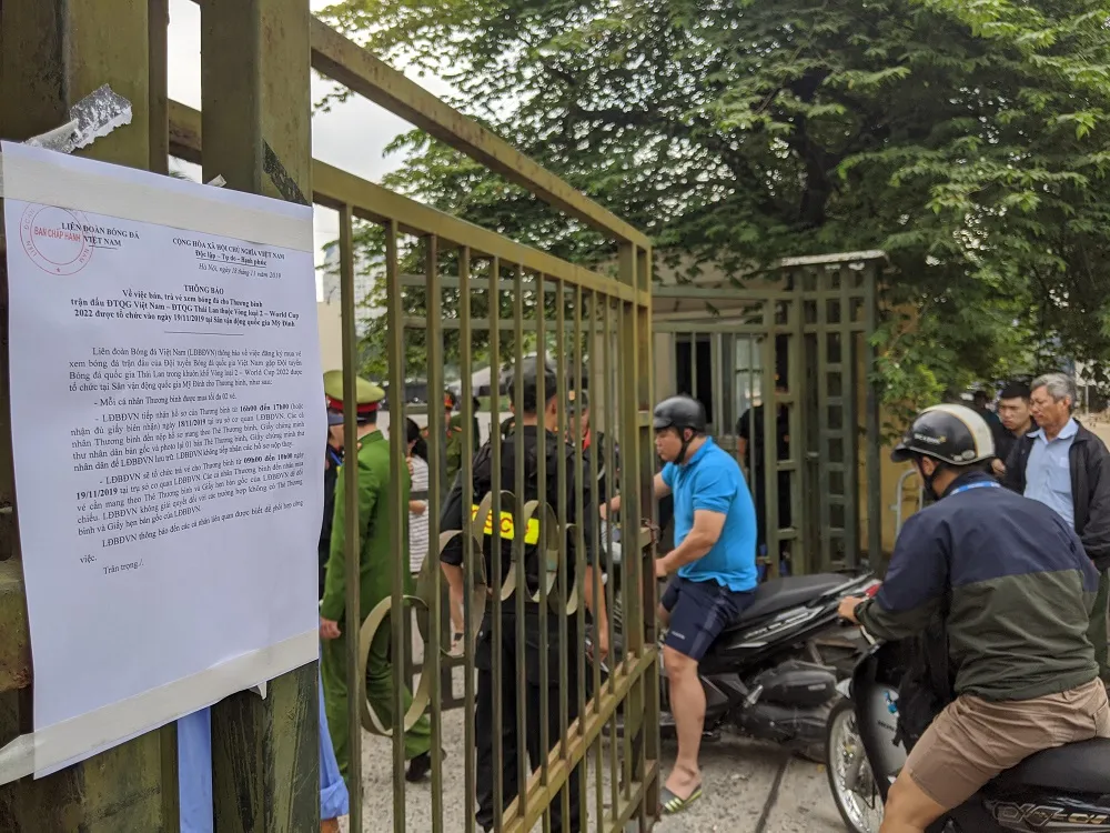 Hàng trăm thương binh đội mưa xếp hàng để đăng ký mua vé trận Việt Nam-Thái Lan ảnh 2