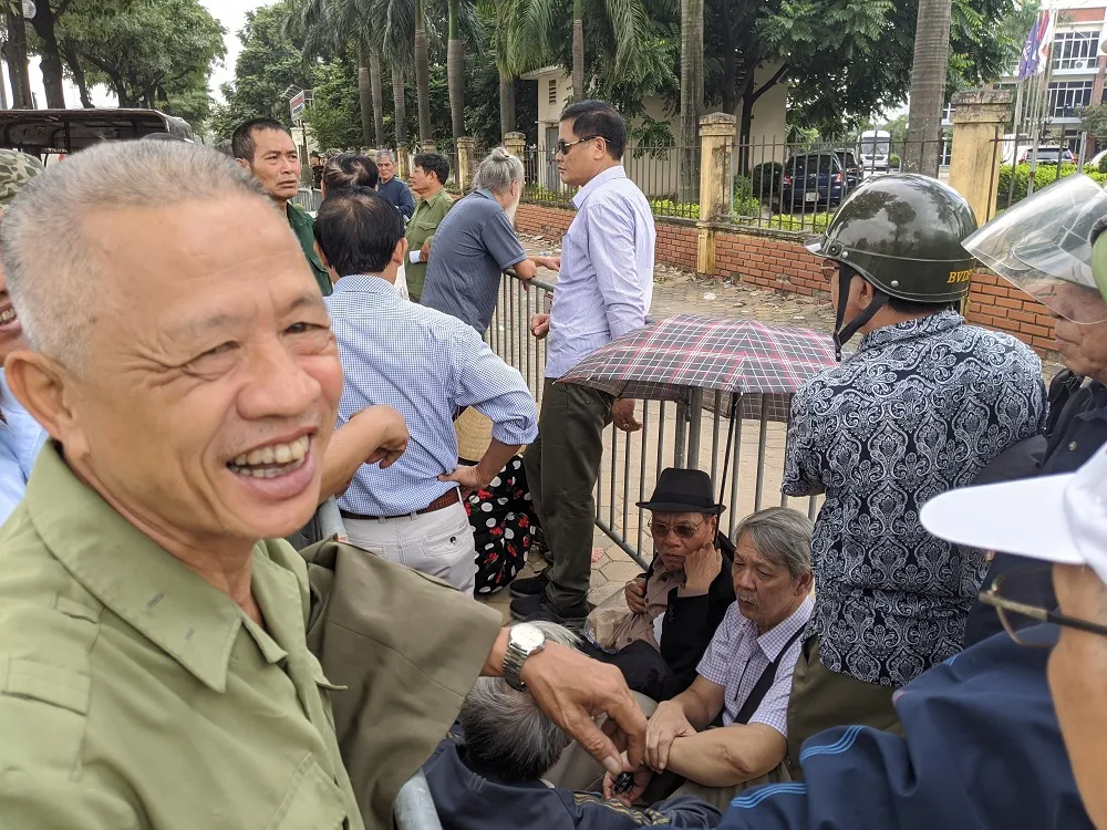 Hàng trăm thương binh đội mưa xếp hàng để đăng ký mua vé trận Việt Nam-Thái Lan ảnh 3