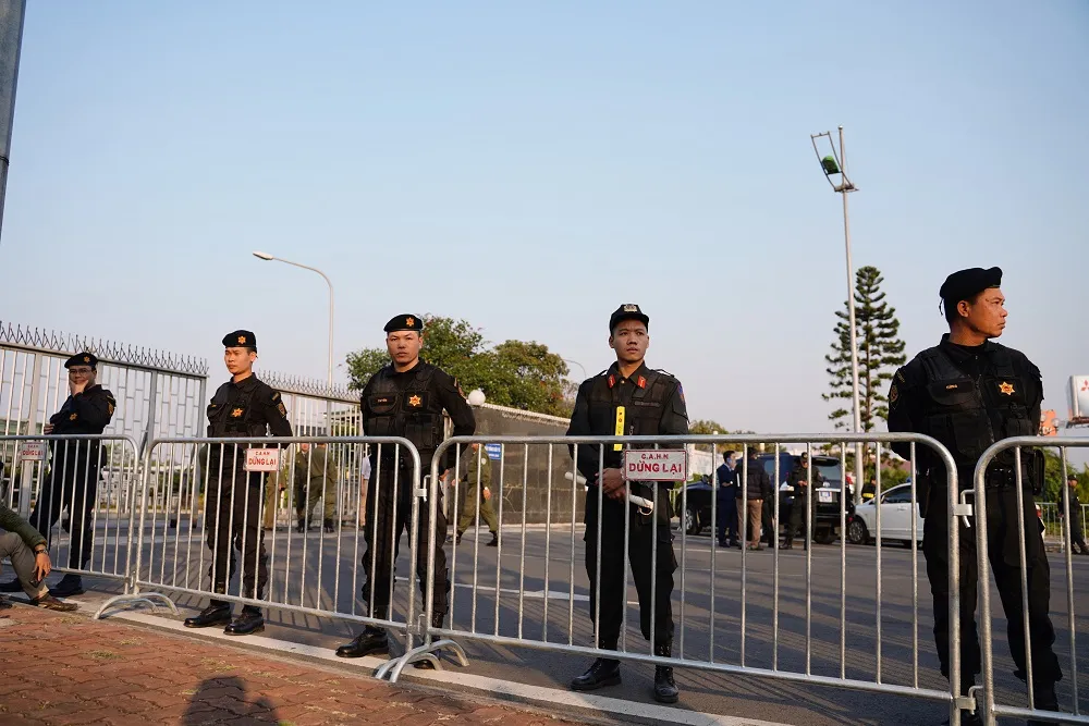 Người hâm mộ có mặt rất sớm đón các cầu thủ U22 và đội tuyển nữ Việt Nam ảnh 15