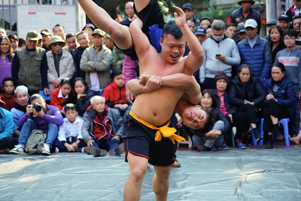 Thanh niên đọ sức tại lễ hội vật làng Mai Động ảnh 10