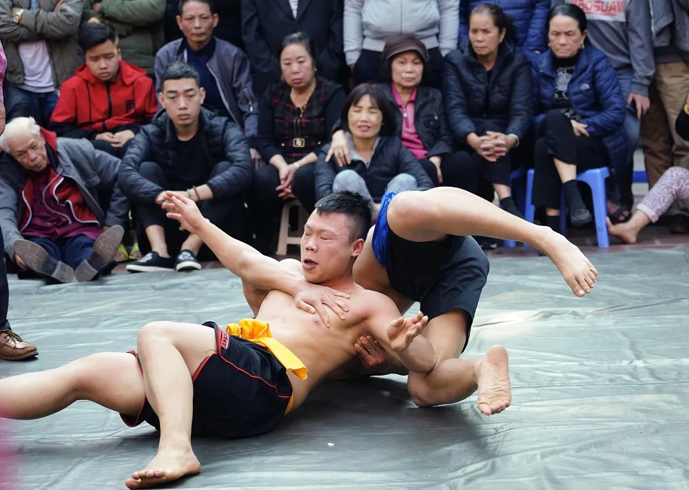 Thanh niên đọ sức tại lễ hội vật làng Mai Động ảnh 8