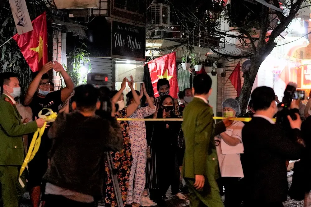 Người dân phố Trúc Bạch hết cách ly ảnh 5 Người dân phố Trúc Bạch hết cách ly ảnh 5