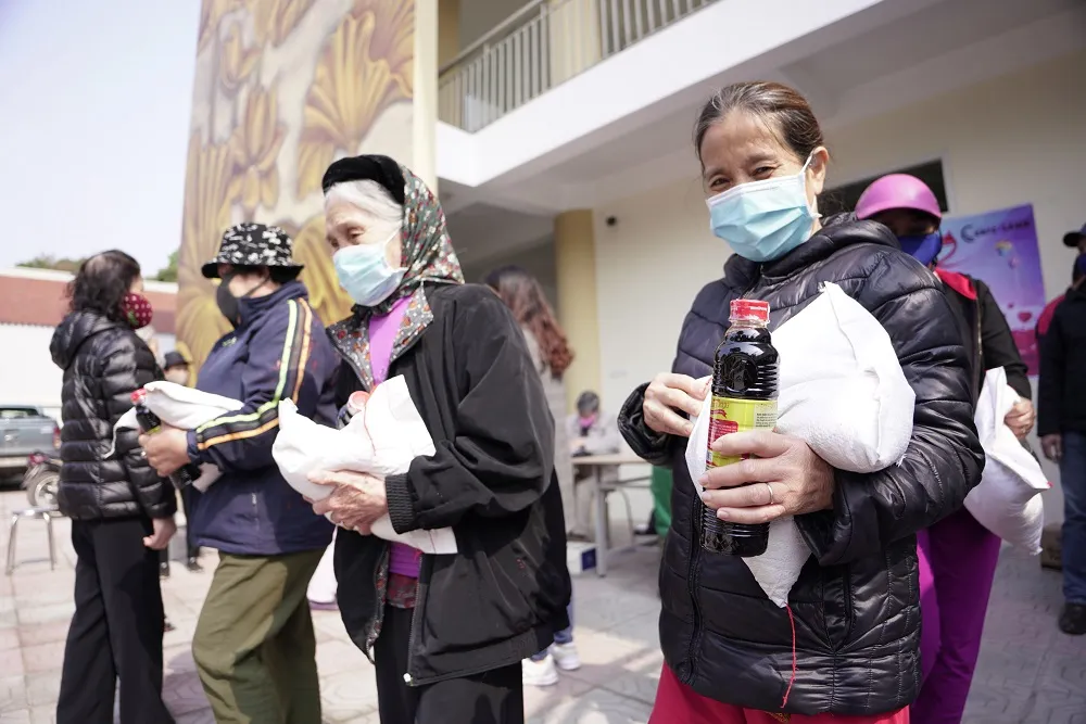 Thêm điểm phát gạo miễn phí cho người khó khăn ở Hà Nội ảnh 14