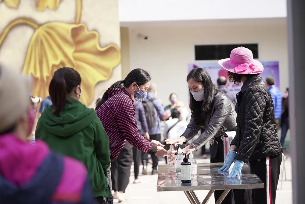 Thêm điểm phát gạo miễn phí cho người khó khăn ở Hà Nội ảnh 2