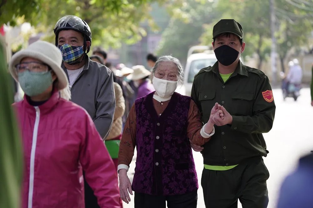 Thêm điểm phát gạo miễn phí cho người khó khăn ở Hà Nội ảnh 7