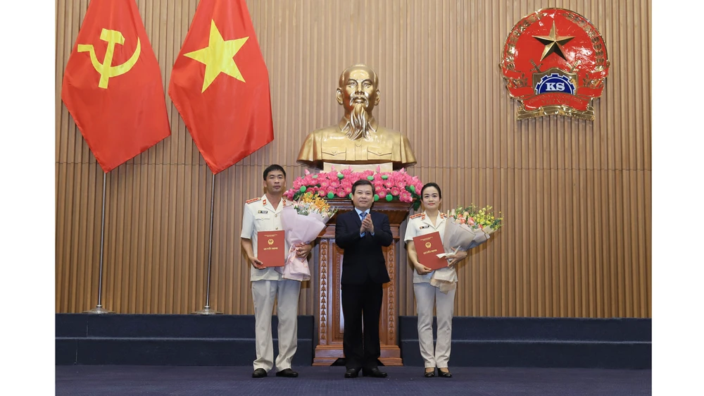 Thừa uỷ quyền của Chủ tịch nước, Viện trưởng Viện Kiểm sát nhân dân Lê Minh Trí trao quyết định và chúc mừng đồng chí Nguyễn Duy Giảng và đồng chí Nguyễn Hải Trâm. Ảnh: VGP