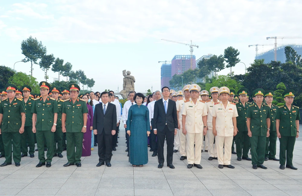 Các đồng chí lãnh đạo TPHCM cùng các đại biểu viếng Nghĩa trang Liệt sĩ Thành phố. Ảnh: VIỆT DŨNG