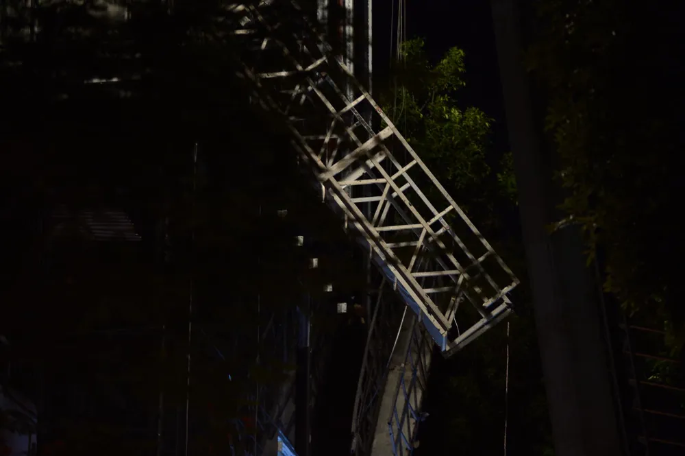 Xác định 4 người tử vong do sập giàn giáo khi đang lắp kính nhà cao tầng ảnh 1