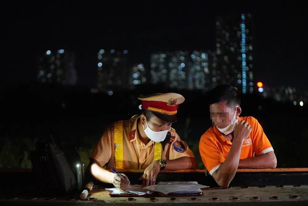 Hà Nội: CSGT xuyên đêm tuần tra, kiểm soát nồng độ cồn, ma túy ảnh 8 Hà Nội: CSGT xuyên đêm tuần tra, kiểm soát nồng độ cồn, ma túy ảnh 8