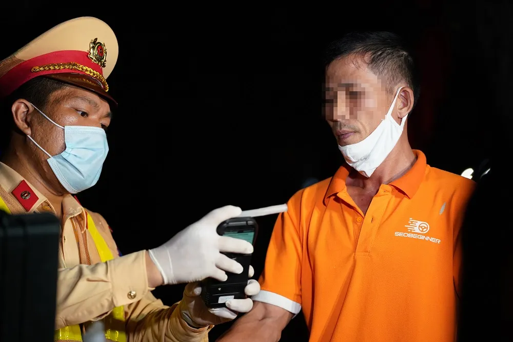 Hà Nội: CSGT xuyên đêm tuần tra, kiểm soát nồng độ cồn, ma túy ảnh 5 Hà Nội: CSGT xuyên đêm tuần tra, kiểm soát nồng độ cồn, ma túy ảnh 5