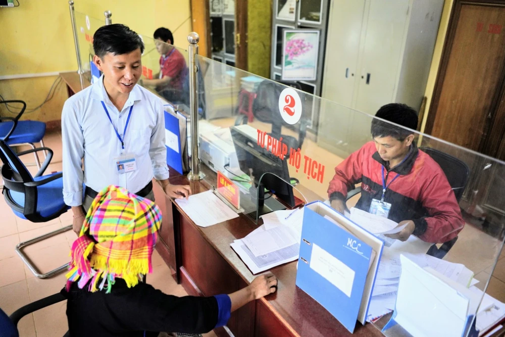 Ảnh minh hoạ, trong ảnh là Phó Bí thư Thường trực Đảng ủy xã Lao Chải Giàng A Hù (một trong những đội viên Đề án 500 trí thức trẻ về xã nghèo của tỉnh Yên Bái) tiếp dân vào mỗi sáng. Ảnh: ĐỖ TRUNG