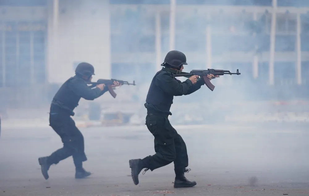 Diễn tập bảo vệ nguyên thủ khi bất ngờ có khủng bố ảnh 9 Diễn tập bảo vệ nguyên thủ khi bất ngờ có khủng bố ảnh 9