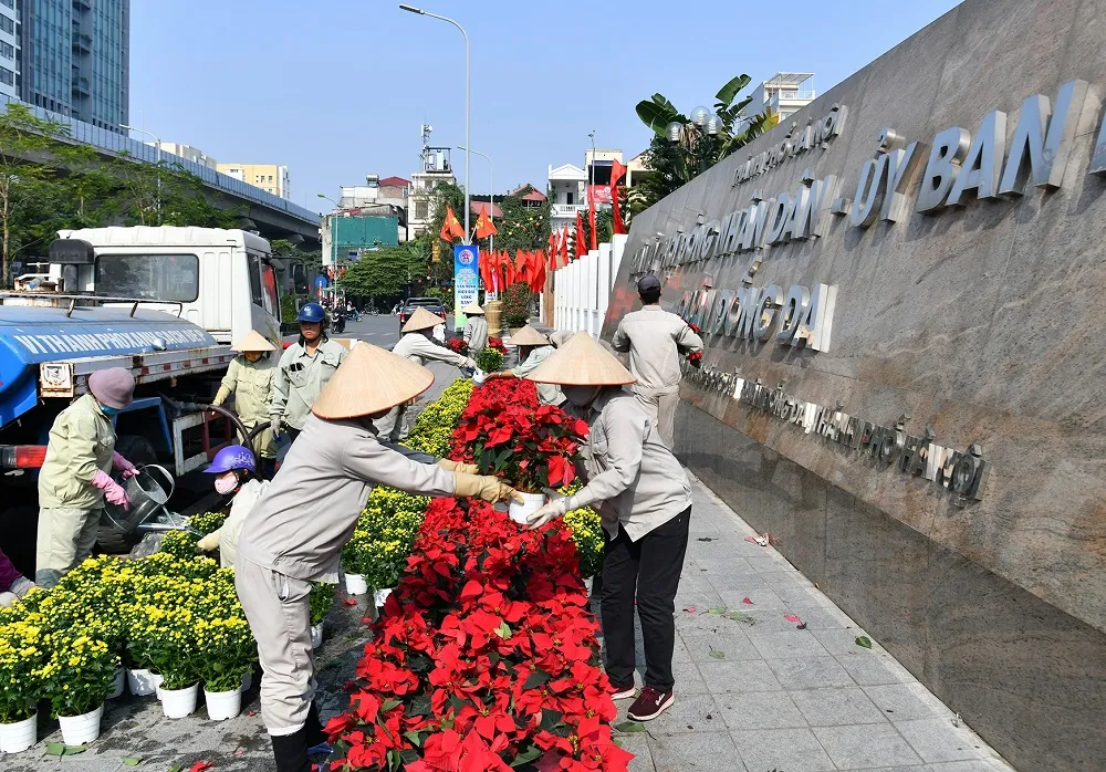 Đường phố Hà Nội “thay áo mới” chào mừng Đại hội Đảng lần thứ XIII ảnh 10