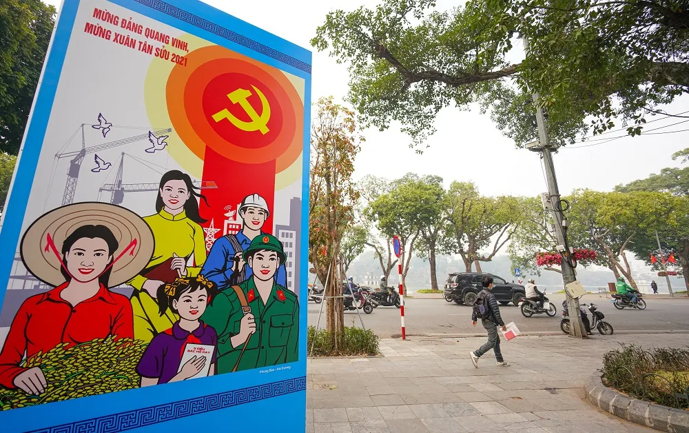 Đường phố Hà Nội “thay áo mới” chào mừng Đại hội Đảng lần thứ XIII ảnh 16