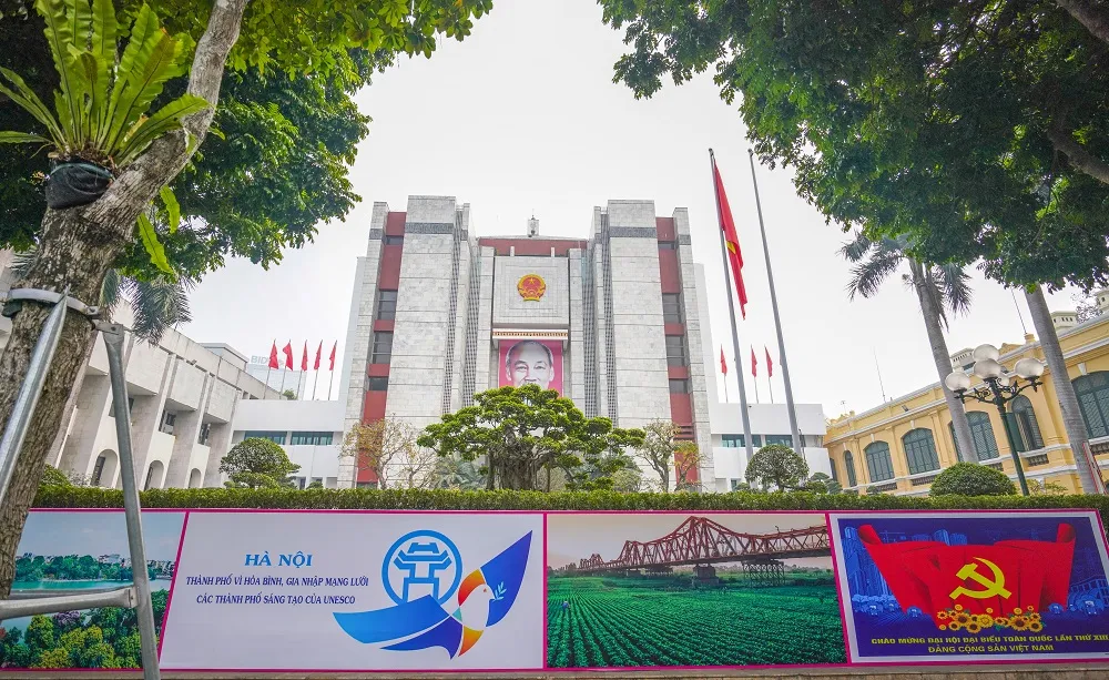 Đường phố Hà Nội “thay áo mới” chào mừng Đại hội Đảng lần thứ XIII ảnh 21