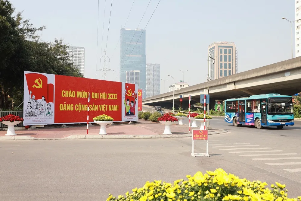 Đường phố Hà Nội “thay áo mới” chào mừng Đại hội Đảng lần thứ XIII ảnh 5