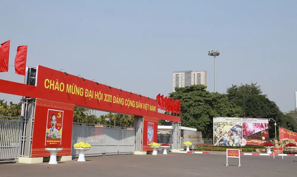 Đường phố Hà Nội “thay áo mới” chào mừng Đại hội Đảng lần thứ XIII ảnh 6