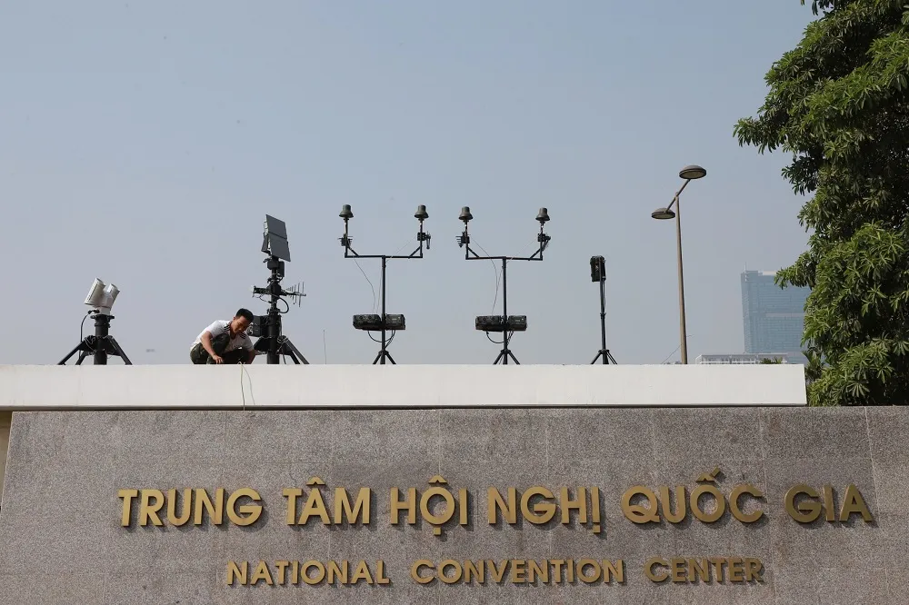 Đường phố Hà Nội “thay áo mới” chào mừng Đại hội Đảng lần thứ XIII ảnh 8