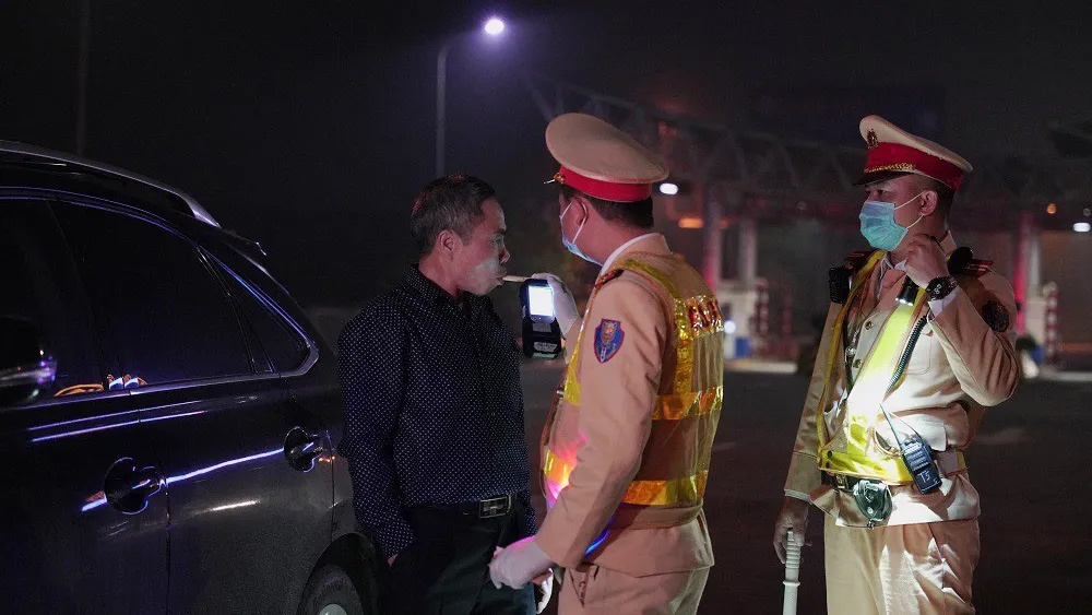 CSGT thử nồng độ cồn